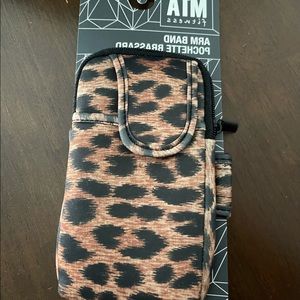 Barbella box arm band